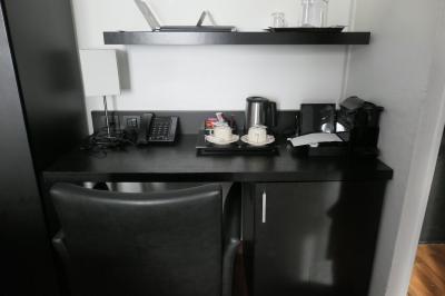 部屋には小さな机とコーヒーセットがありました