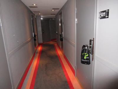 ドアノブに引掛けられた朝食