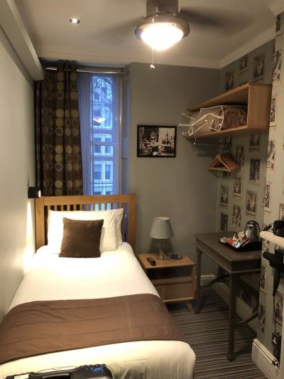 客室はとってもセンスのいい感じです。古い黒電話は現役です！