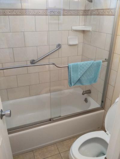 ゲストルームのバスタブとトイレ