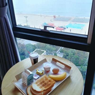 部屋で海を見ながら食べる朝ごはん。