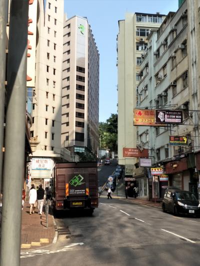 坂の下から見たホテル。上に緑のマークがあるのがホテル。