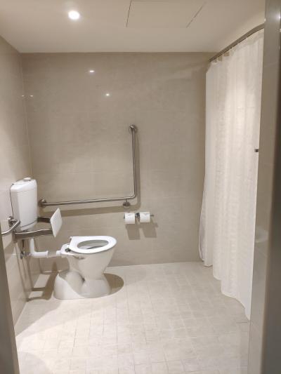 車椅子用の部屋。トイレ。日本のトイレに比べると、便座が高い。