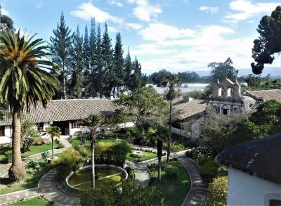 広い中庭もある