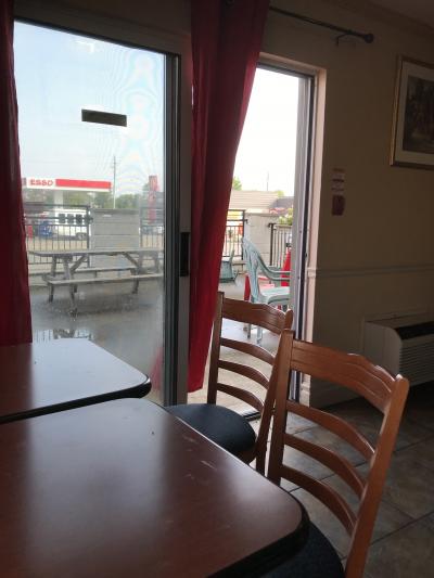 朝食付き。ワッフルは美味しかった