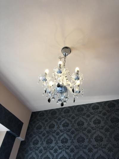 おしゃれなシャンデリアが付いてます。