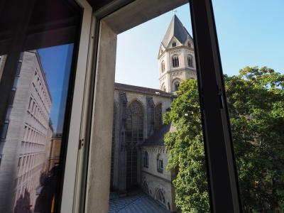 夜も静かで朝は教会も見えて旅感あり