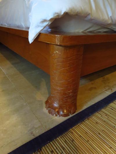 ベッドの足が象の足の形に