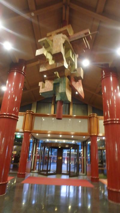 天井からケッタイな飾りが吊り下げられていた