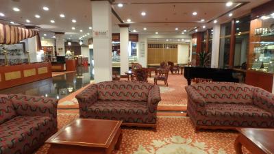 ロビーは広々としているがタバコを吸う人もいた。