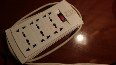 ユニバーサル仕様のテーブルタップ