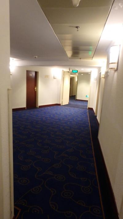 通路は迷いやすい。非常時のルートは要確認