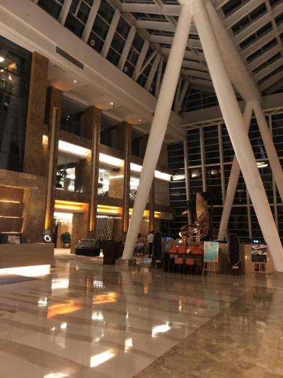 この写真の左側がレセプション、右手前がコンシェルジュです。