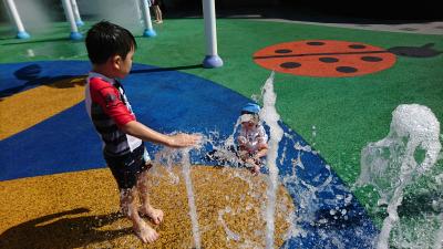 ショッピングモールの水遊び場