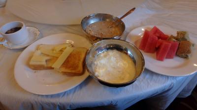 朝食は洋食スタイルも可能。チーズはボリビア製だった。