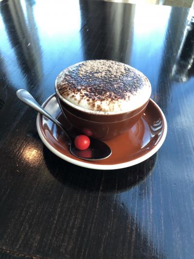 レストランのカプチーノ。赤い丸いのは、チョコです。