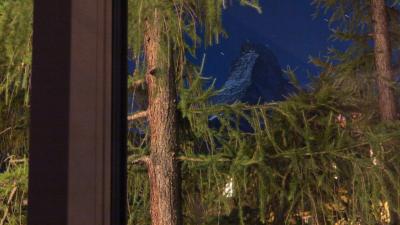 部屋から見える夜のマッターホルン