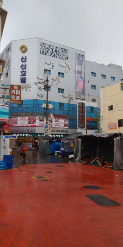 ホテル周辺はなかなか賑やか。