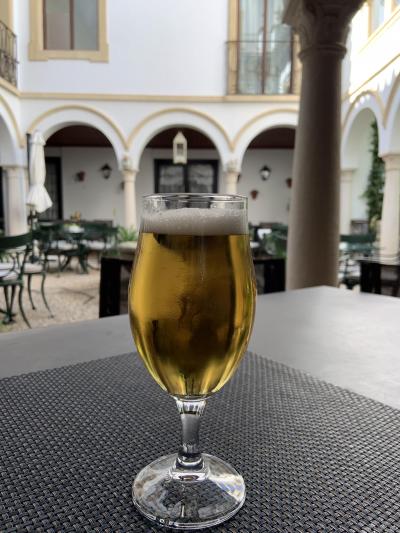 パティオにあるテーブル席で、ビールを一杯