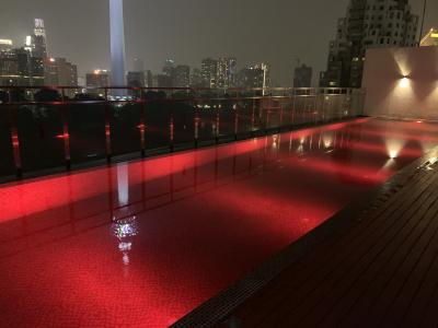 夜のプールはライトで赤く光ります