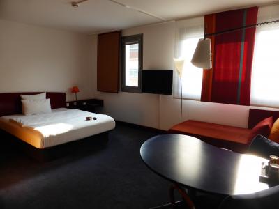 テーブルもソファも広めで、座るのも荷物を置くのも便利です