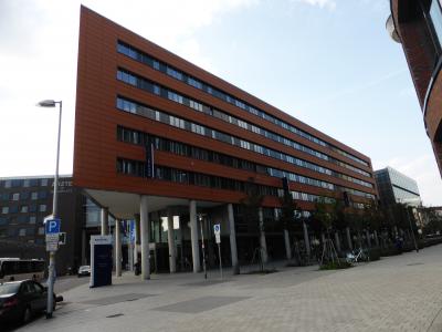 駅から歩いてくると、交差点の先にこの建物が見えます