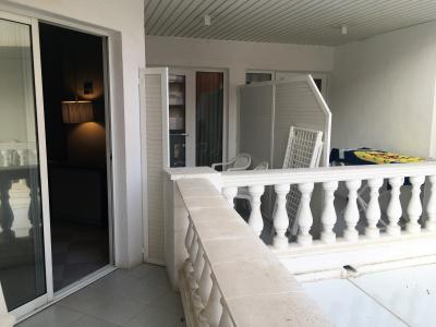 隣とのテラスが密集してます