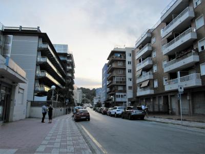 ホテル前の通り　　すぐ前に小さなスーパーがあります