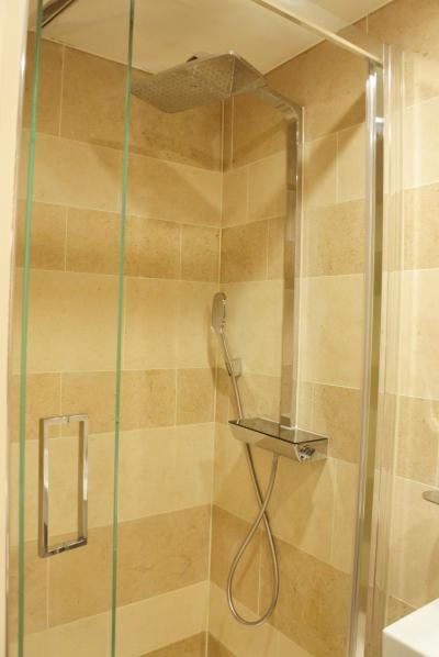 通常のシャワーヘッドとレインシャワーの2種類です。
