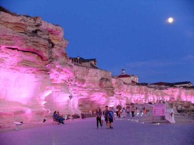 ホテルからロッキー・トレイルへと続く道は夕方からライトアップ