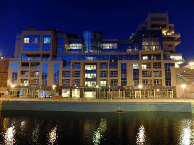 夜のカスピ海沿いプロムナード側から見たホテル外観