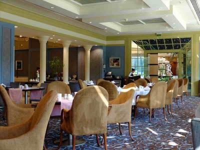 朝食会場の一画。食事は種類豊富で味もよし。