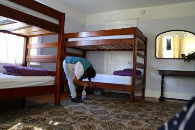 お掃除してくれているメイドさん