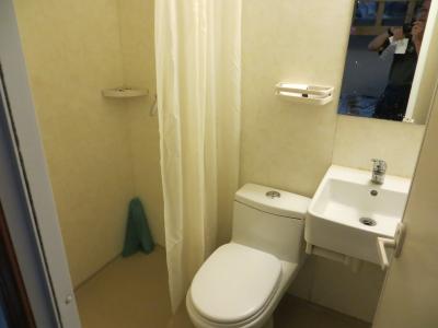 シャワーのお湯もしっかり出ます。清潔なトイレです。