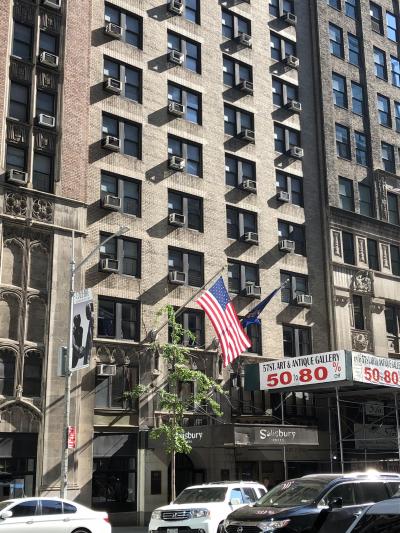 57丁目の6番街と7番街の間の高級な立地。