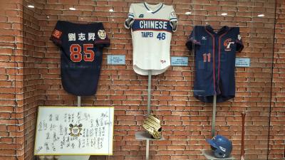 フロント前には有名選手のユニフォームが飾られています。