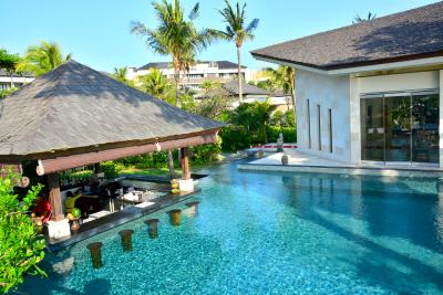 インフィニティプールと別のプールもありバーも楽しめます