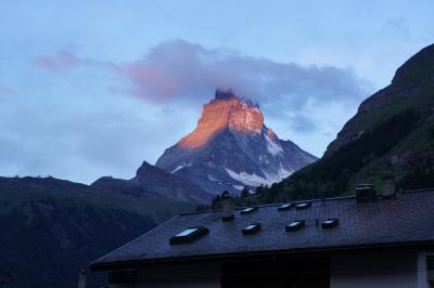 部屋から臨む朝焼けのマッターホルン