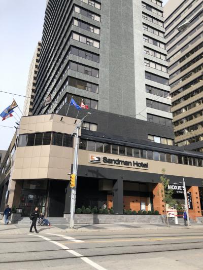 この左手の道路を渡って、郵便局とコンビニがあります