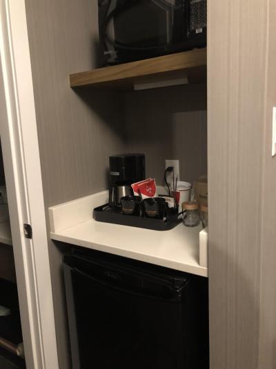 上に電子レンジ、下に冷蔵庫、真ん中にコーヒーメーカー