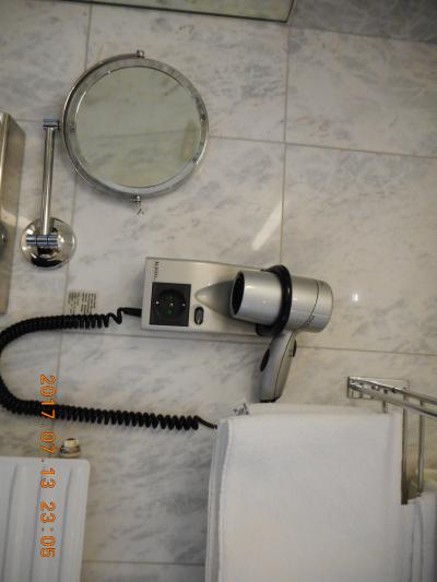 ドライヤーと拡大鏡付きミラー