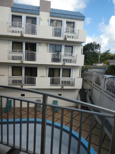 ベランダから水が無い中庭のプールを見下ろす