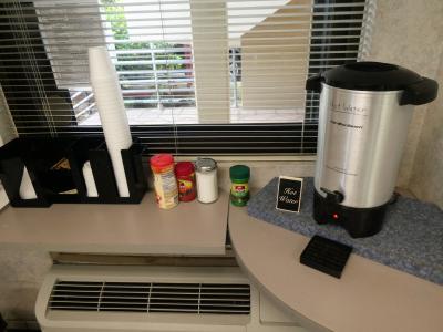 受付カウンター前の無料ドリンクコーナー、毎日コーヒー貰いに