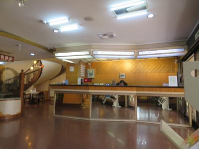 フロントは日本語対応