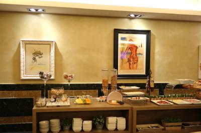 ダリのギャラリーのような朝食会場サロン・ダリ