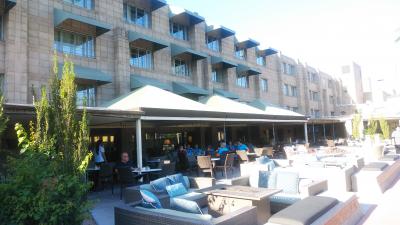 ホテルのバー付近です