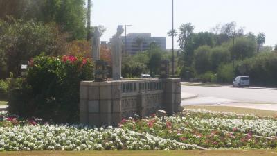 ホテルの敷地の入り口から車で5分かかります