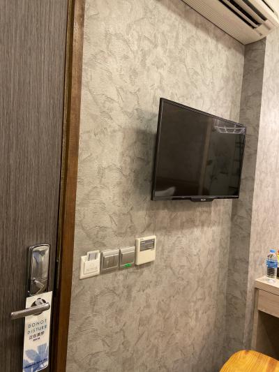 ドアの横にはテレビ