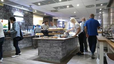 朝食はアメリカン、自分で絞るオレンジジュースがよかった