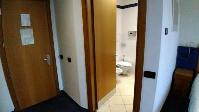 バスタブなしのトイレ兼シャワールーム